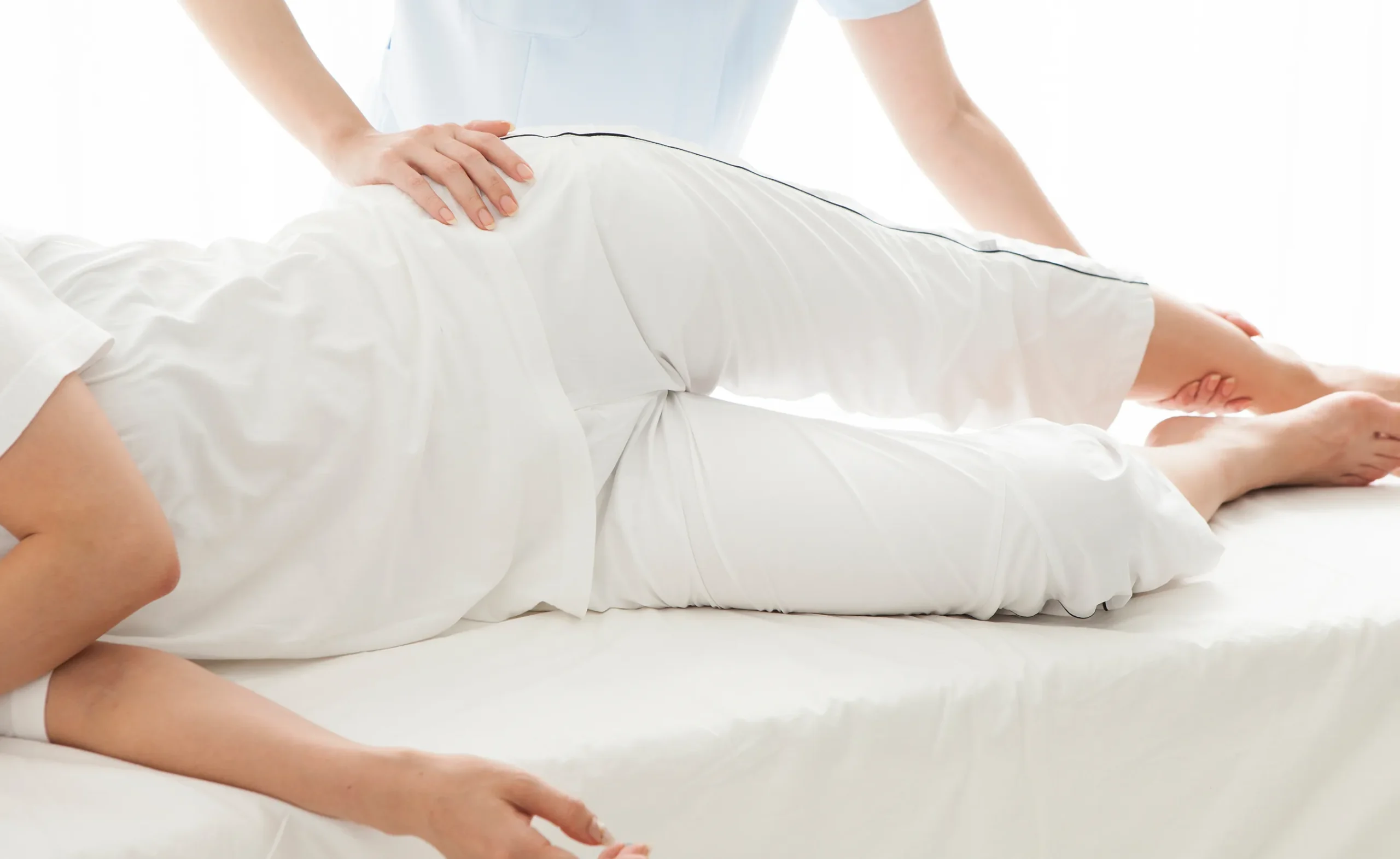 体の検査を受ける女性