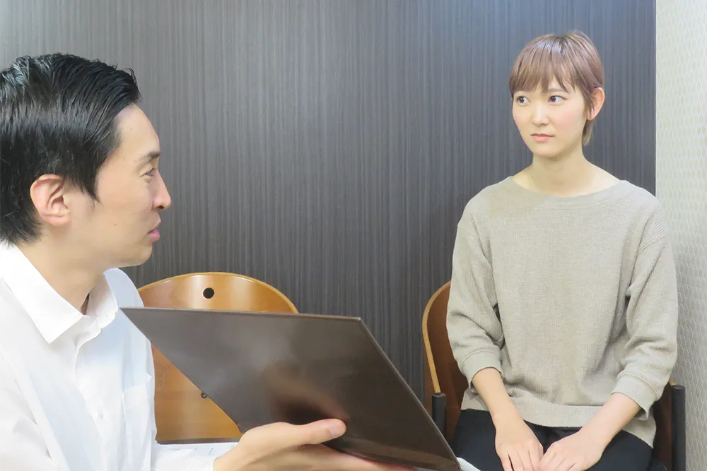 説明をする男性整体師