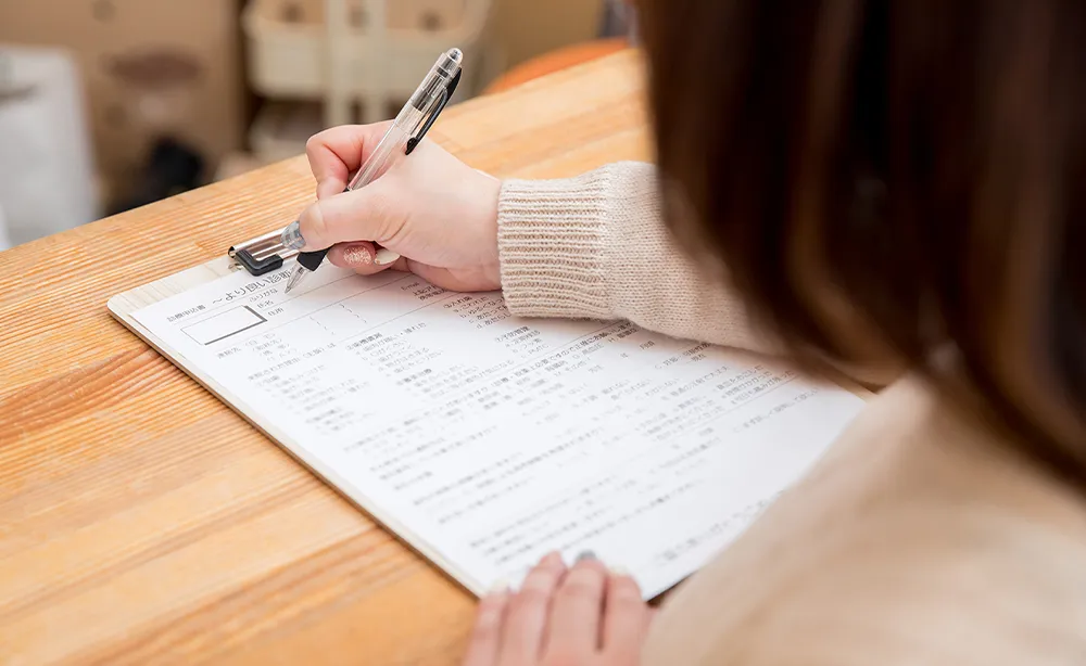 問診票に記入する女性