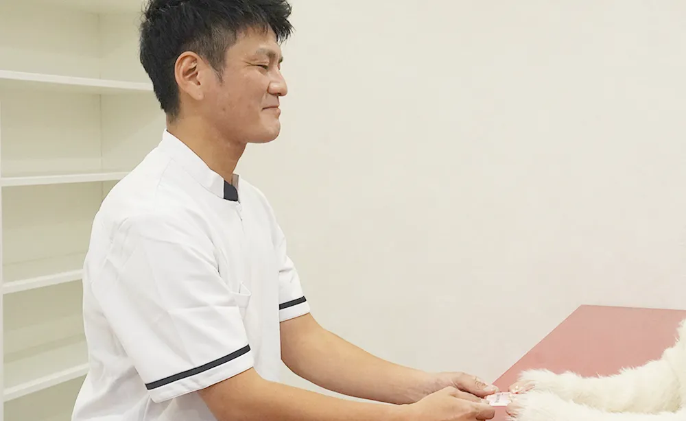 患者を見送る整体師